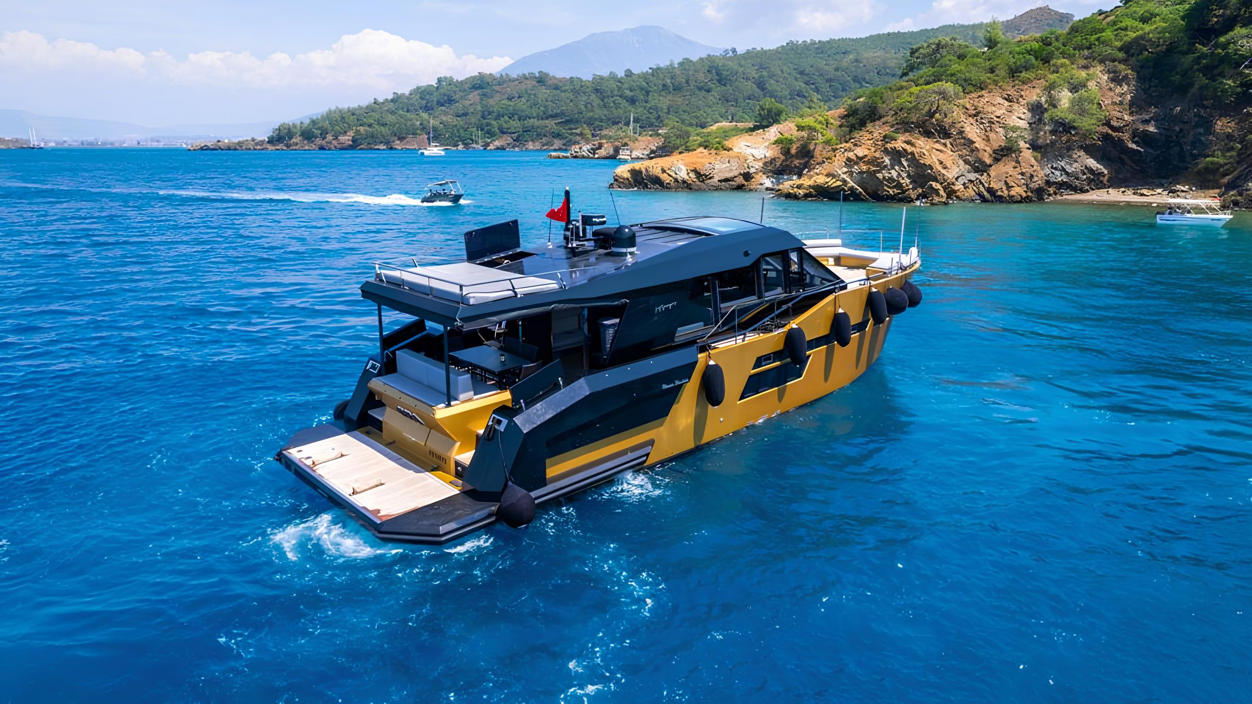 Göcek Motor Yat Kiralama – Mazu 58 ile Lüks Deniz Tatili

Göcek Motor Yat Kiralama | Mazu 58 Lüks Motor Yat ile Göcek Koylarında Özel Tatil

Göcek motor yat kiralama seçenekleri arasında öne çıkan Mazu 58 motor yat, Göcek’in eşsiz koylarını keşfetmek isteyen misafirler için konfor, hız ve lüksü bir arada sunar. Modern tasarımı ve yüksek performansı sayesinde Göcek ve çevresinde unutulmaz bir deniz tatili yaşayabilirsiniz.

Türkiye’nin en popüler yat turizmi bölgelerinden biri olan Göcek, turkuaz koyları, sakin denizi ve doğa ile iç içe atmosferi ile motor yat kiralama için ideal destinasyonlardan biridir. Özellikle günübirlik veya haftalık motor yat kiralama seçenekleri ile Göcek’in gizli koylarını keşfetmek mümkündür.